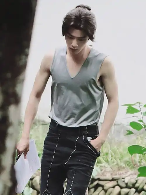 胸肌#比较直接和比较含蓄的～都能看出我宝@x玖少年团肖战daytoy身材