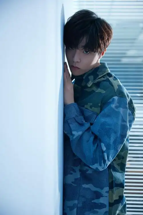 陈立农蓝色调帅气写真