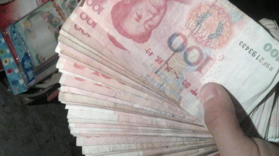 男子捡到三万块钱寻找失主,失主死活就不要,称:你愿意要就拿走