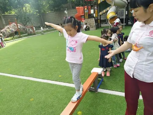 其它 北大学园幼儿园――小一班第三周"走平衡木"游戏 教育目标:1