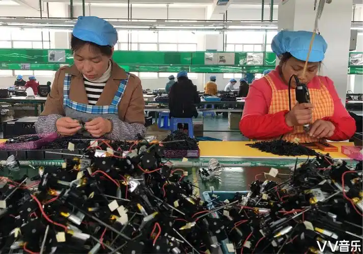 电子厂里的工人们