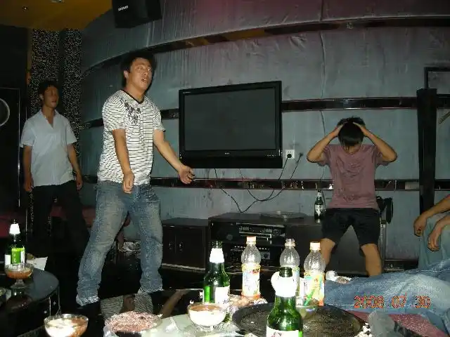 七月三十日新生的哥们朋友们聚在一起喝酒,说笑,打闹!