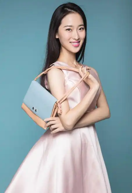 2016年,主演由巨兴茂执导的绿色传奇剧《最美的青春》剧中饰演女一号