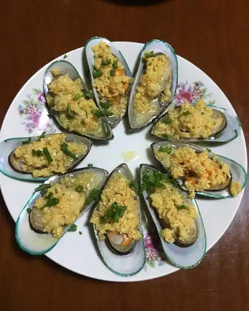 鲦鲦鱼做的山姆厨房蒜蓉蒸青口贝