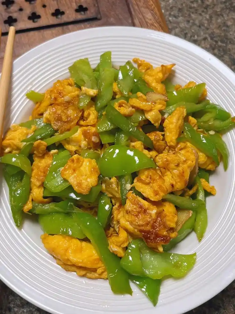 青椒炒鸡蛋,超下饭,超简单,好吃家常菜.鸡蛋炒熟,留油炒熟蒜 - 抖音