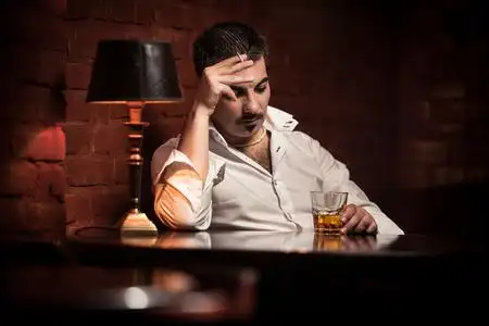 个 抽烟和喝酒的男人 相似素材图片