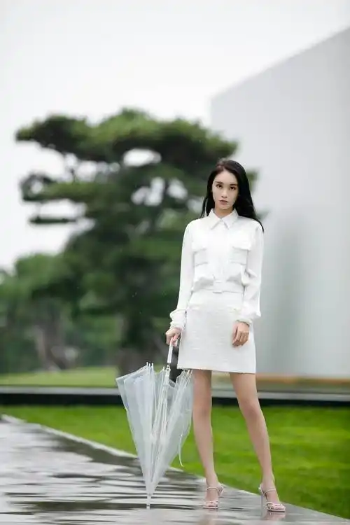 程砚秋写真清新唯美光影交织谱写浪漫雨中曲