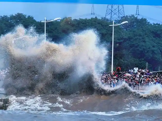 男子钱塘江观潮被卷走11秒后被拍回岸万幸仅受皮外伤