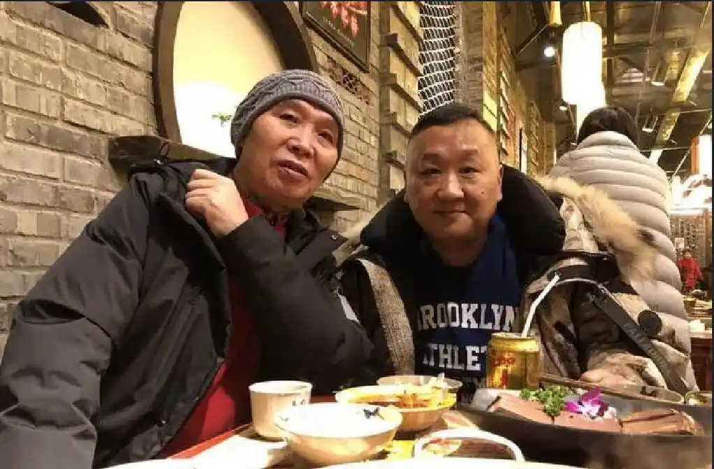 巴蜀笑星廖健:从坎坷到火锅王子的传奇之路 在巴蜀笑星圈中,廖健无疑