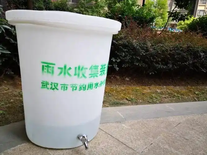 在裕亚银湖城1栋32楼的楼顶记者看到了工作人员所说的雨水收集桶雨水