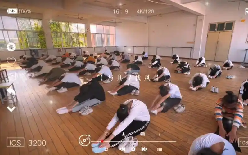 中专女生脱鞋练习舞蹈