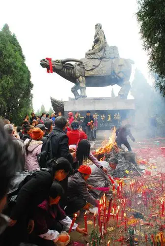 摄影师在玉镇"牛王节"庙会采风路上(图)