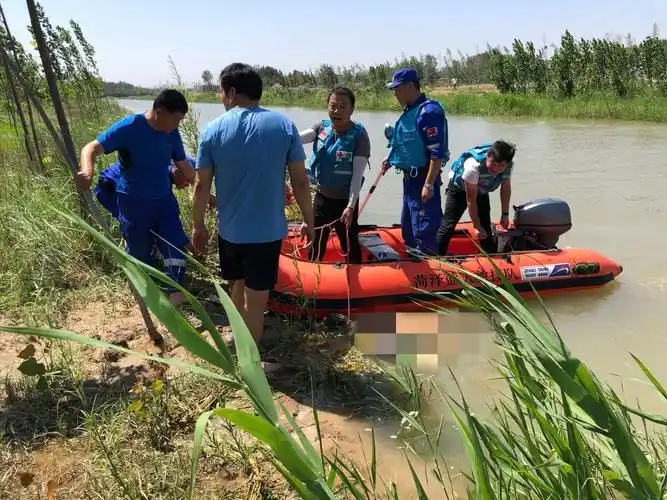 14分溺水少年打捞上岸.