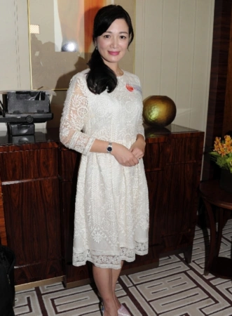 39岁陈少霞婚后戴巨钻受访 获富商老公亲自接驾