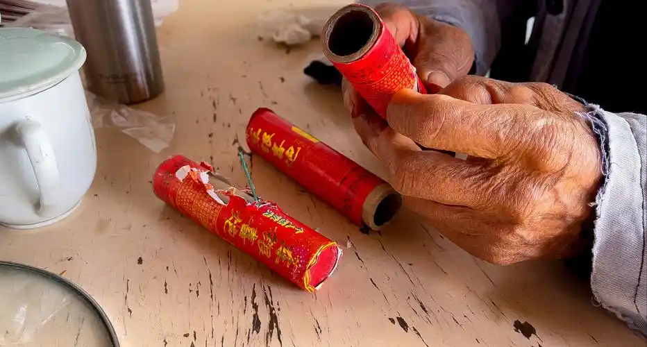 老家的爷爷在准备初一迎新要放的二踢脚