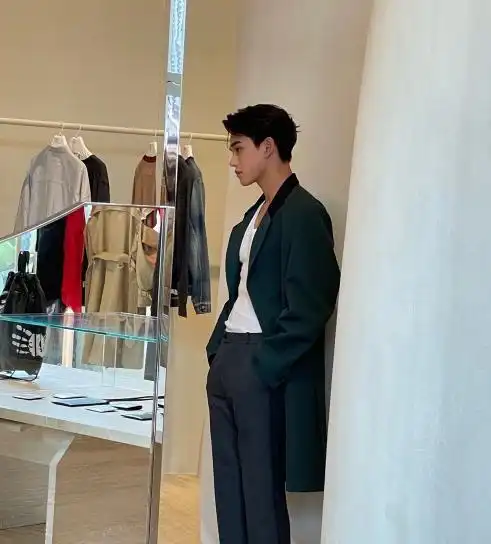 可以看到,黄旭熙的身形条件真的是十分优越,他本身的身高就有足足有