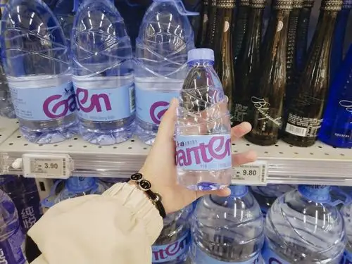 跟姐妹去逛超市,看到矿泉水就突然心血来潮. 就有了以下照片