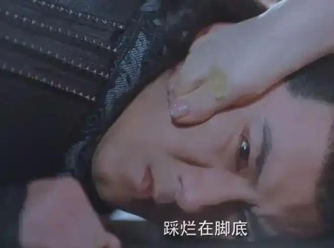 郭晓婷用脚踩在男演员的脸上,郭晓婷的上半身是由助手在扶着她的身体