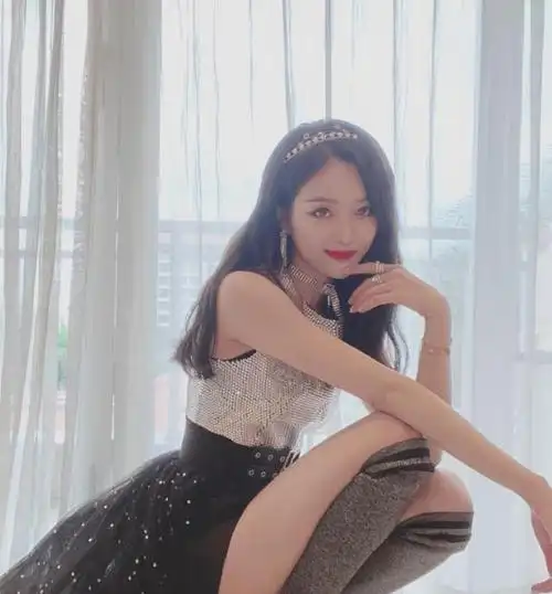 吴宣仪的公主蹲火了这姿势90斤才敢模仿不信你试试