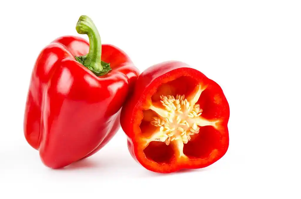 孤立在白色背景上的新鲜甜辣椒