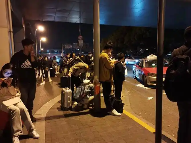 5月3日凌晨,申虹路上深夜候车的乘客.受访者 供图