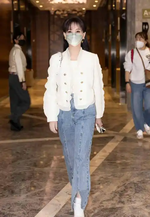 69岁赵雅芝真时尚,白色小香风外套搭牛仔裤,清爽又减龄!