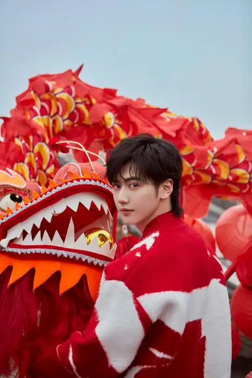 焉栩嘉龙年写真