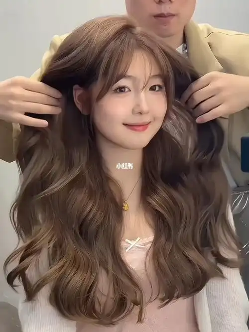 长发女生都可以尝试的卷发跟发色