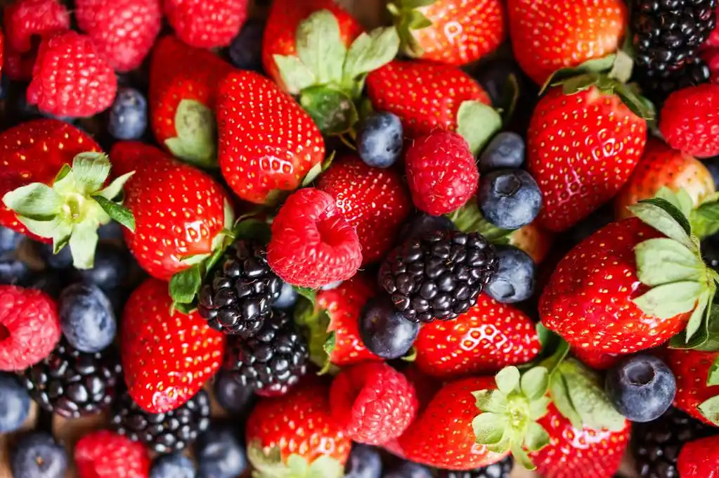 新鲜浆果 (树莓, 草莓, 蓝莓, 黑莓的特写)