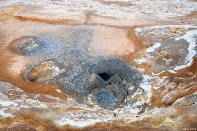 土卫六是位于土星附近的一个卫星,以其独特的特征而闻名.