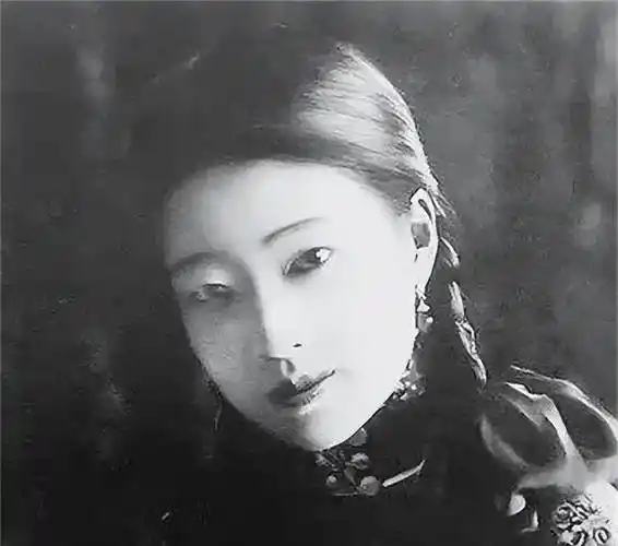 1916年,51岁张作霖娶18岁美女当5姨太,只因她一臂之力稳住东北