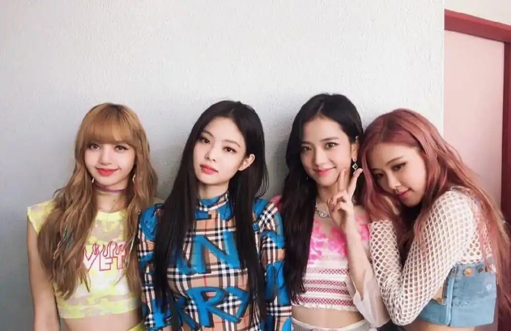 blackpink女团成员合影,金智秀的剪刀手还真就是习惯了