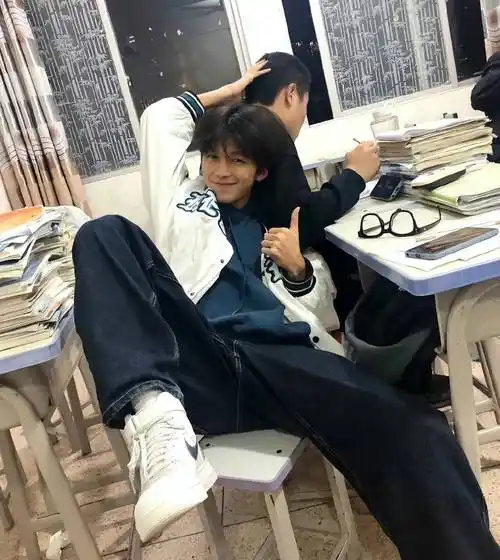 四川男高中生因长相太帅走红,妥妥校园小说男主脸,竟还是个学霸_大学
