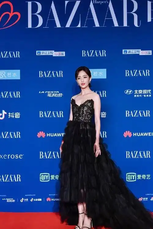 芭莎明星慈善夜星光黯淡,杨幂懒抢c位,关晓彤成红毯最美!_凤凰网