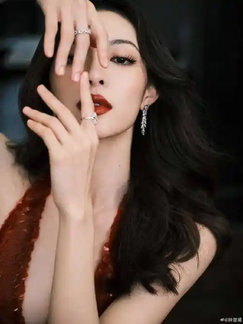 近日,著名女星钟楚曦一组写真释出,魅力十足.