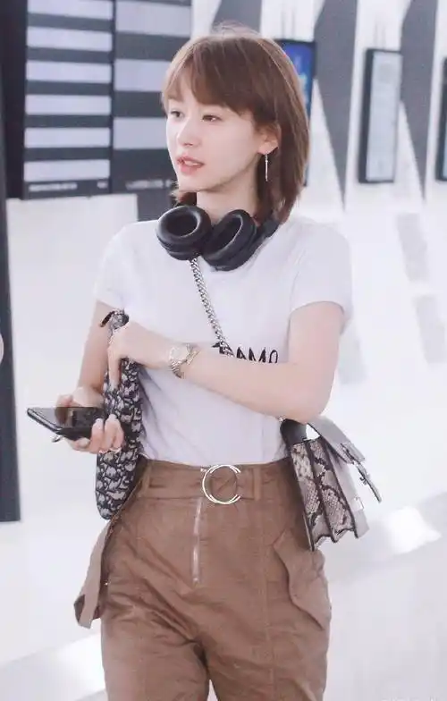 原创王子文近日综艺照穿不规则衬衫搭超短裤亮相长发造型有点惊艳