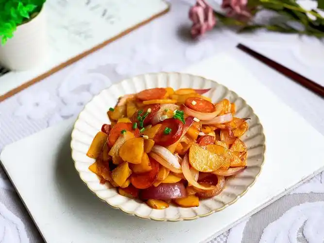 「土豆火腿小炒」的做法 配方,快手简单的家常菜,很下饭又美味