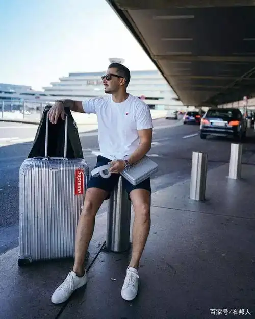 纯色系的搭配成为了很多男士的夏季穿搭定理.