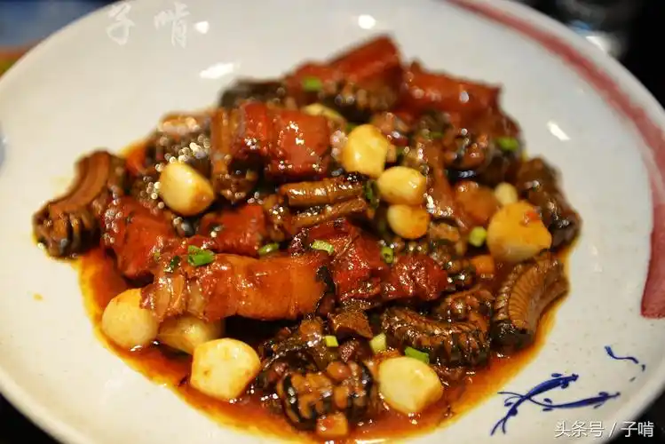 朋友招待一桌高档菜,都是徽菜吃得挺美,炖羊肉竟然带羊皮