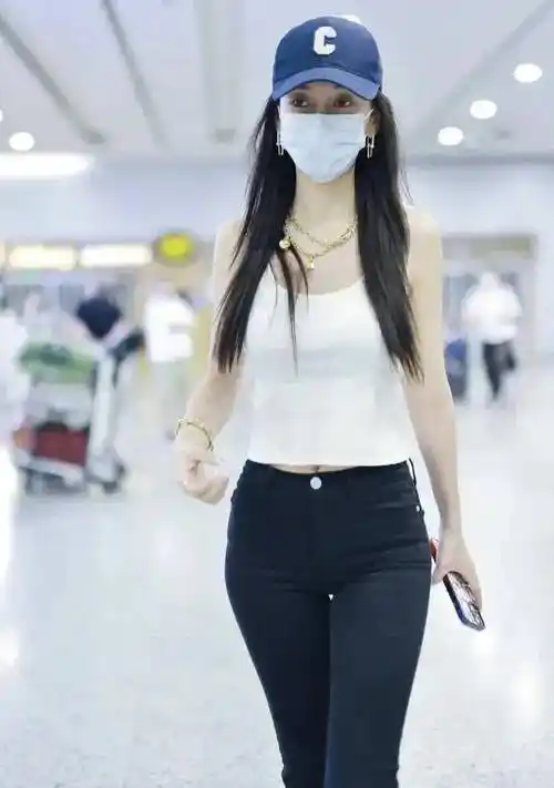 白色老头衫搭黑色牛仔裤,很辣妈