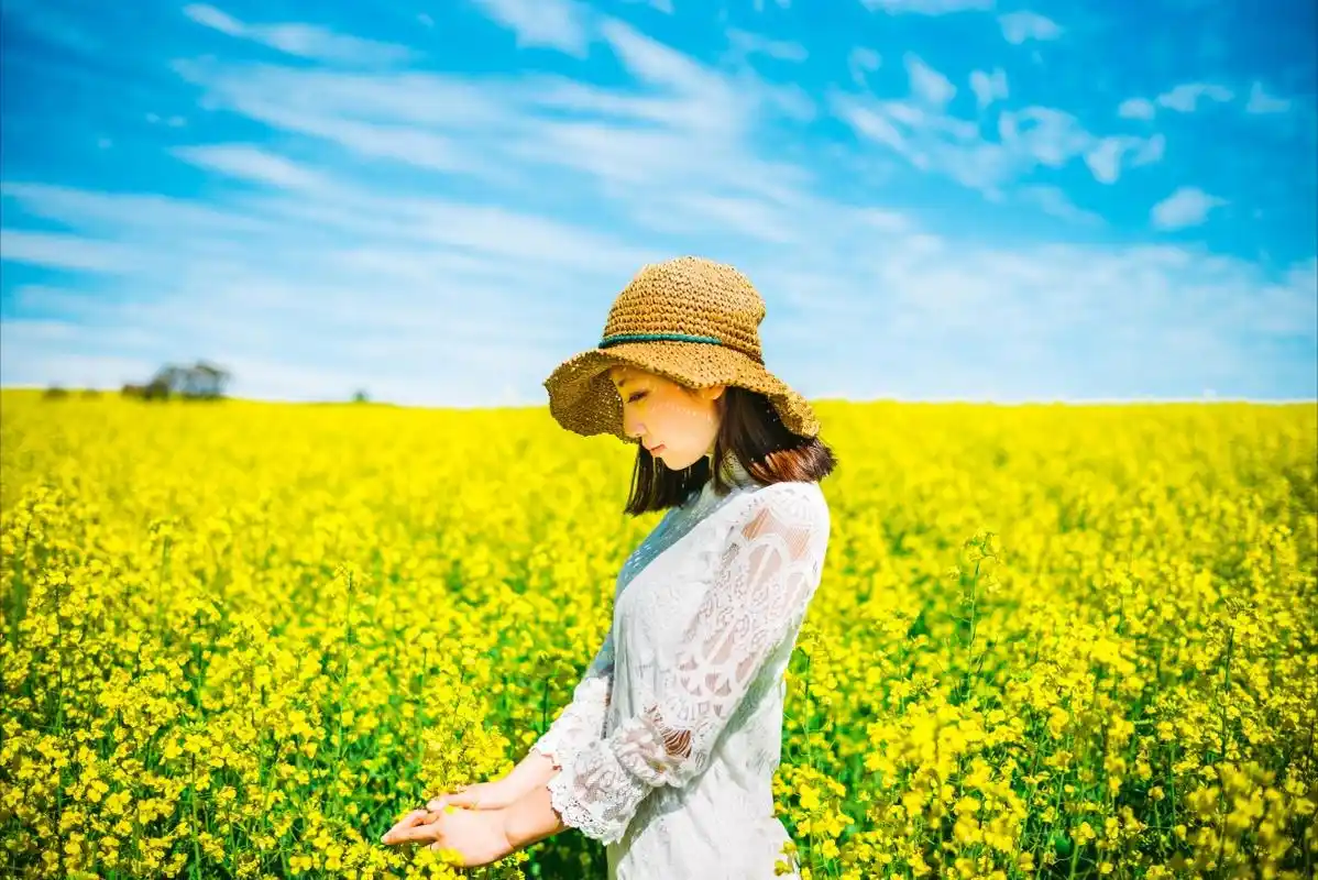 女孩 头发 帽子 油菜花 天空 5k美女风景壁纸