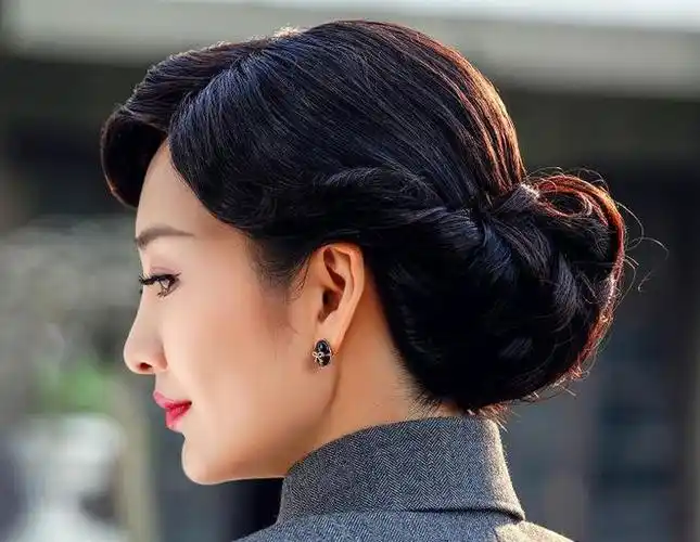 王鸥的烈焰红唇配上复古的发型简直颠倒众生,她的眼神里散发出了不一