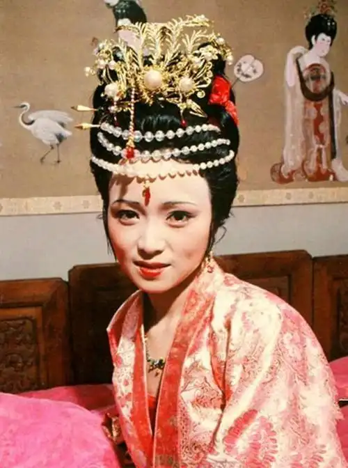 小说《红楼梦》,淫丧天香楼的秦可卿为何得到贾府阖府称赞?