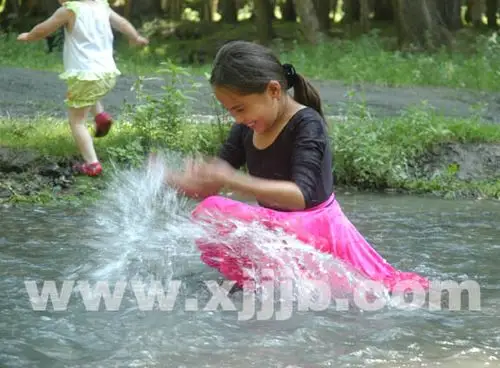 塔城乌拉斯台河边戏水的少女(图)