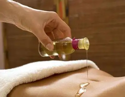 4,卵巢保养按摩手法①沐浴清洁后取适量的卵巢保养精油,均匀涂抹于