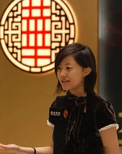 凤凰卫视美女主播杨舒甜美清新依旧多了一份成熟自信与大气