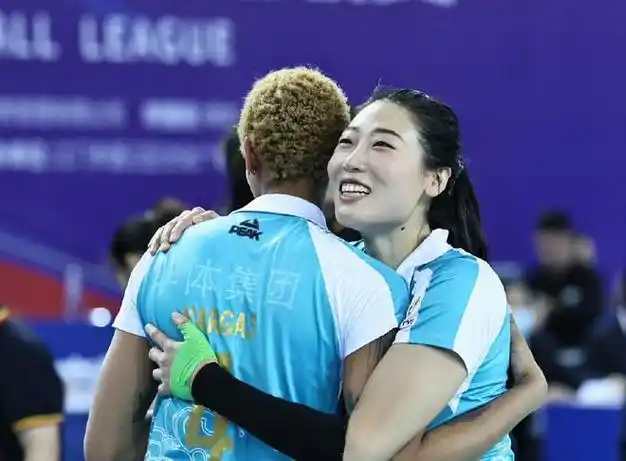 中国女排前主攻飞赴土耳其备战比赛,与王梦洁前队友签约同俱乐部|朱婷