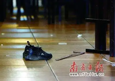 男子持铁钩劫持一对母女 特警强攻解救(组图)
