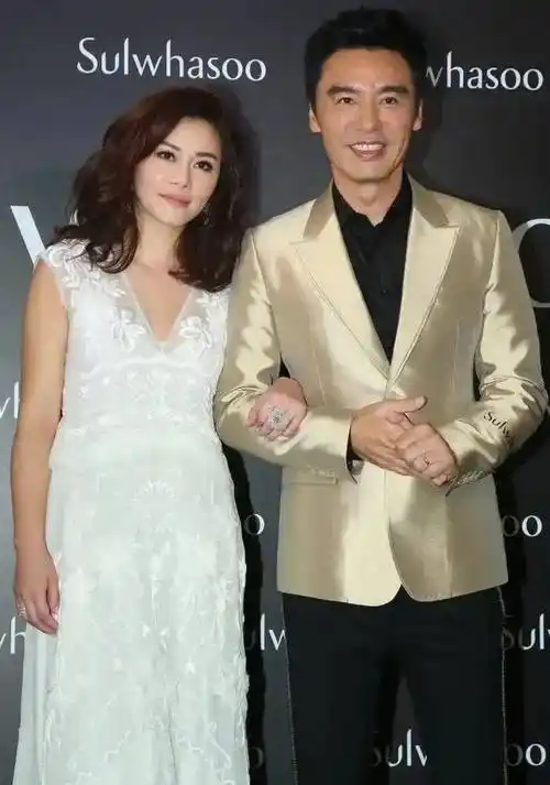 钟镇涛的老婆范姜,穿白色刺绣裙,55岁保养得当,气质扑面而来_造型