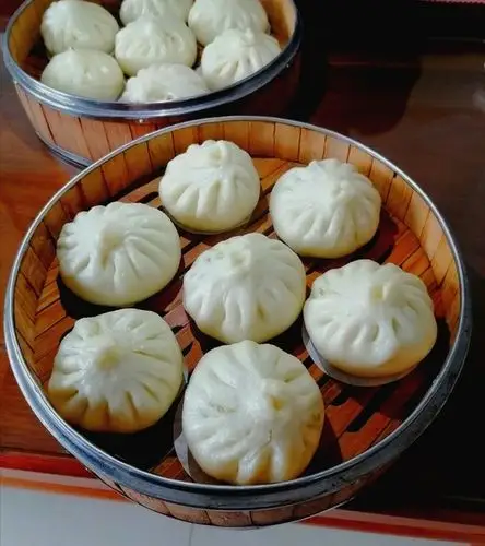 隔壁8姨做的发面芸豆酱肉包